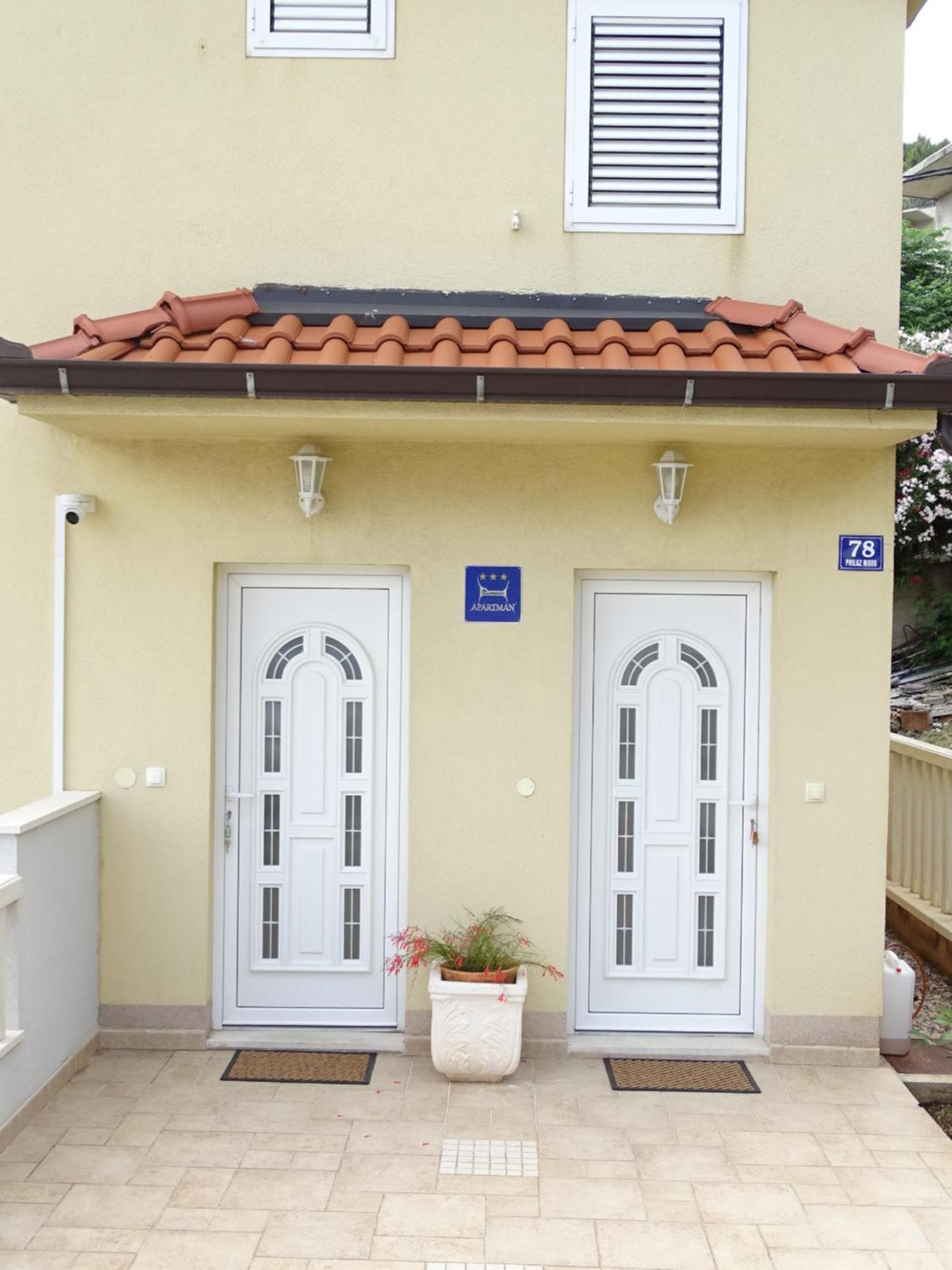 6 Pax Apertment On The With Terrace, Sea View, Garden, Parking Ensured, First Floor Apartman Mimice
