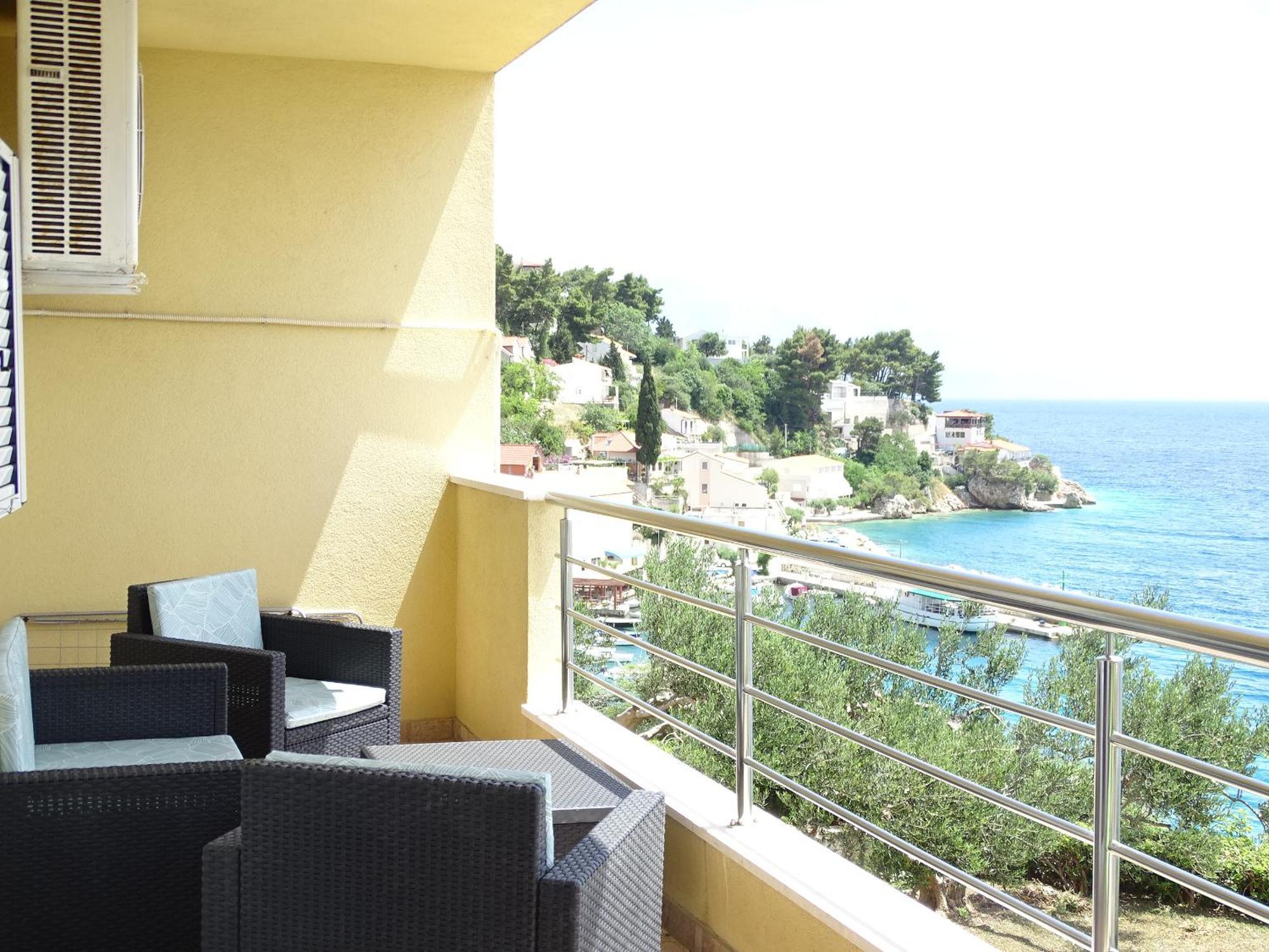 6 Pax Apertment On The With Terrace, Sea View, Garden, Parking Ensured, First Floor *